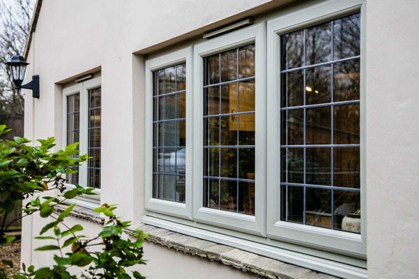 Cửa sổ 3 cánh màu trắng mở quay có thiết kế đố nan cửa theo kiểu rất thích hợp với nhà ở, biệt thự theo phong cách Châu Âu