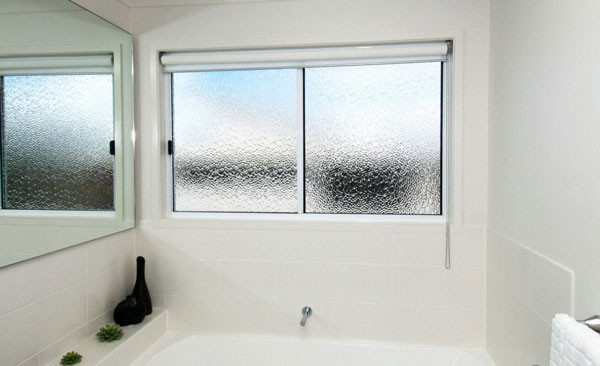Cửa sổ nhôm 2 cánh mở trượt kết hợp kính mờ rất thích hợp lắp đặt tại phòng tắm có diện tích hẹp và yêu cầu sự riêng tư cao