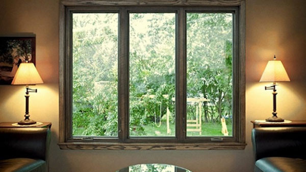Cửa sổ nhôm 3 cánh mở hất với màu vân gỗ cực lạ mắt được lắp đặt trong phòng ngủ theo phong cách cổ điển
