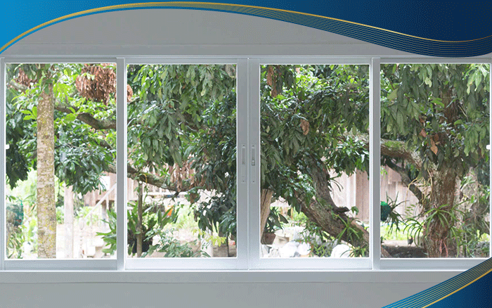Cửa sổ mở trượt 4 cánh màu trắng được lắp đặt tại khu nghỉ dưỡng cao cấp để tận dụng view ở phía ngoài. 